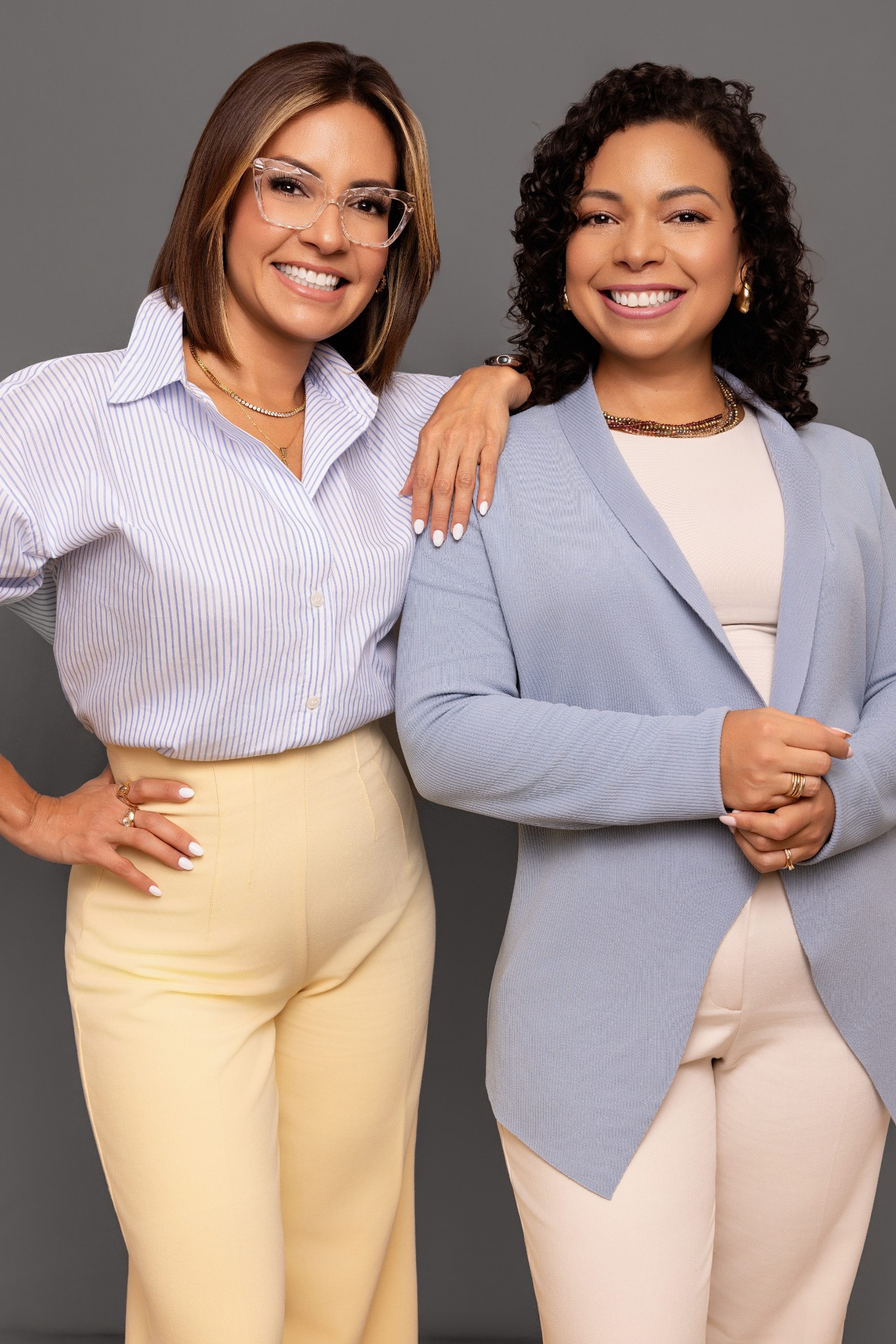 Olyana Rojas junto a su hermana
